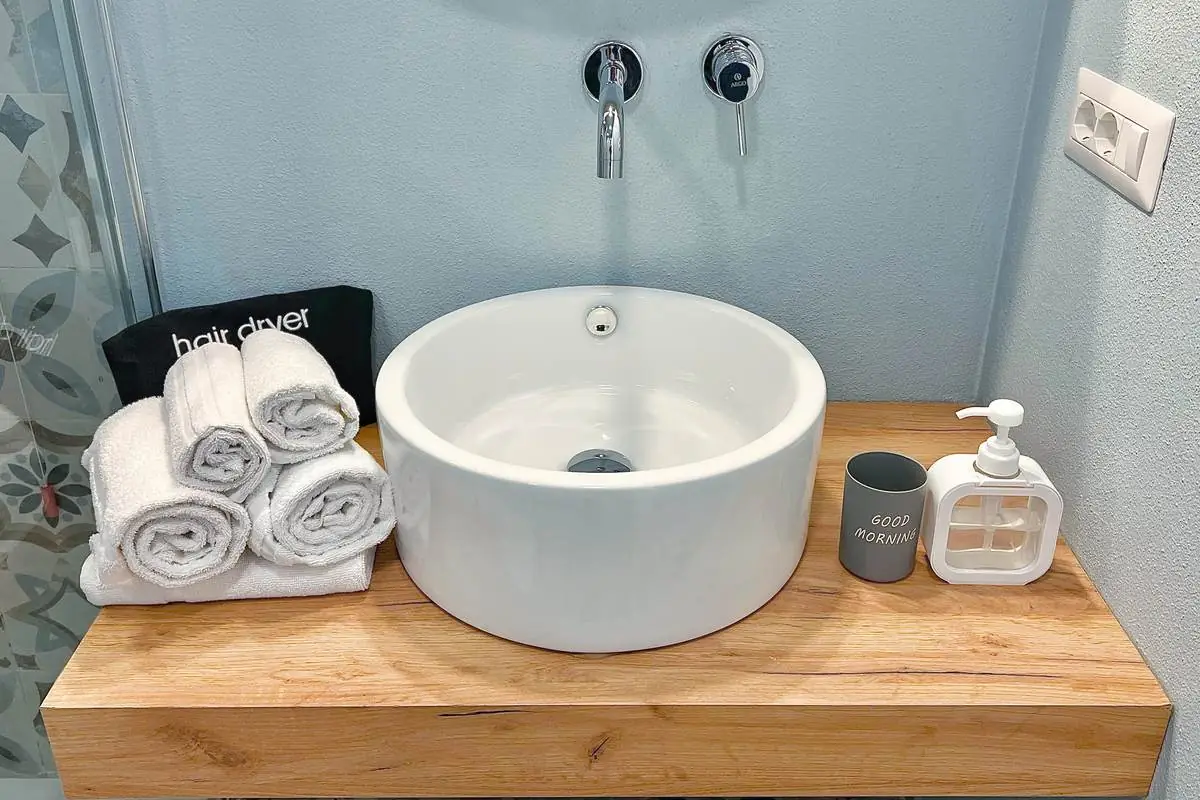 Lavabo, asciugamani e asciugacapelli