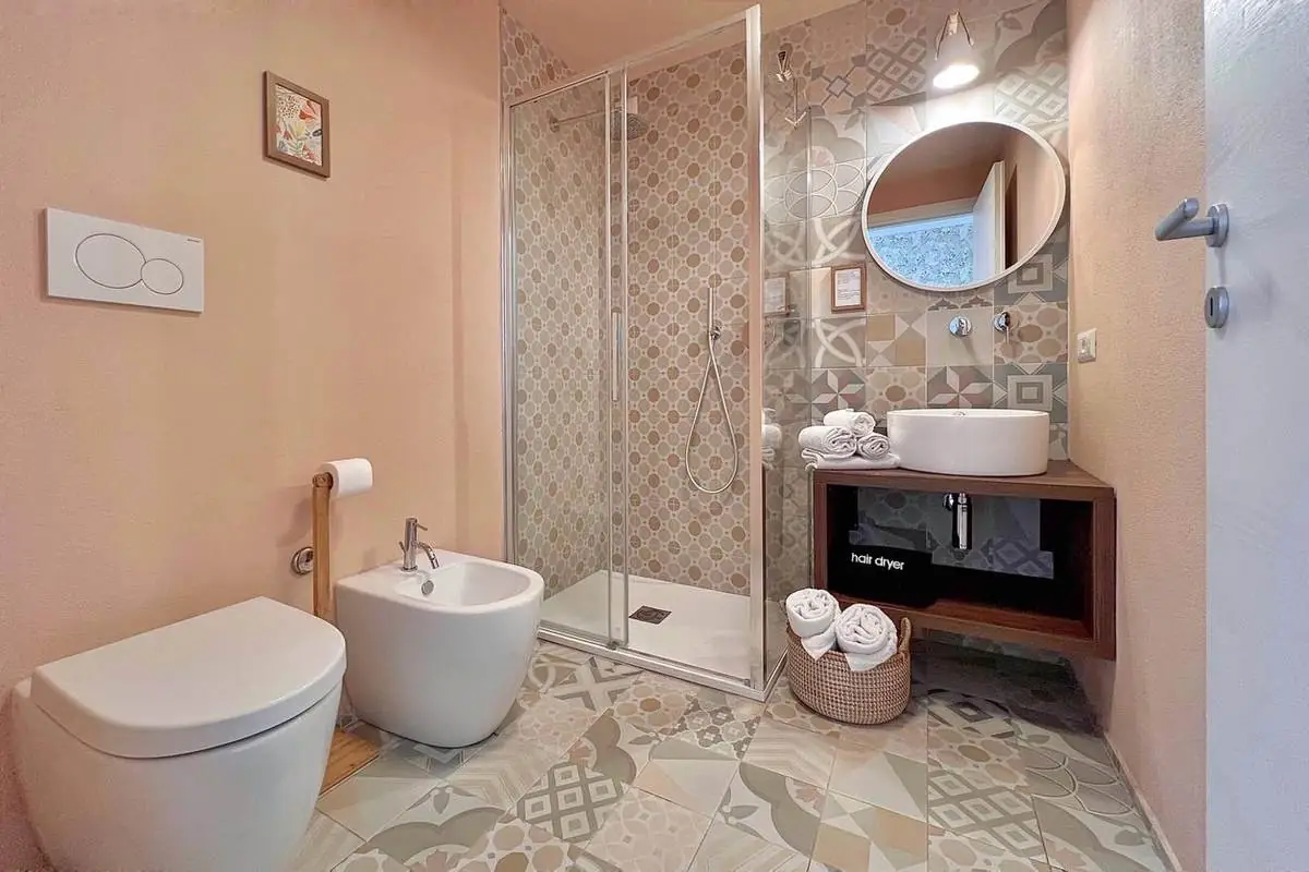 Bagno privato con doccia e bidet