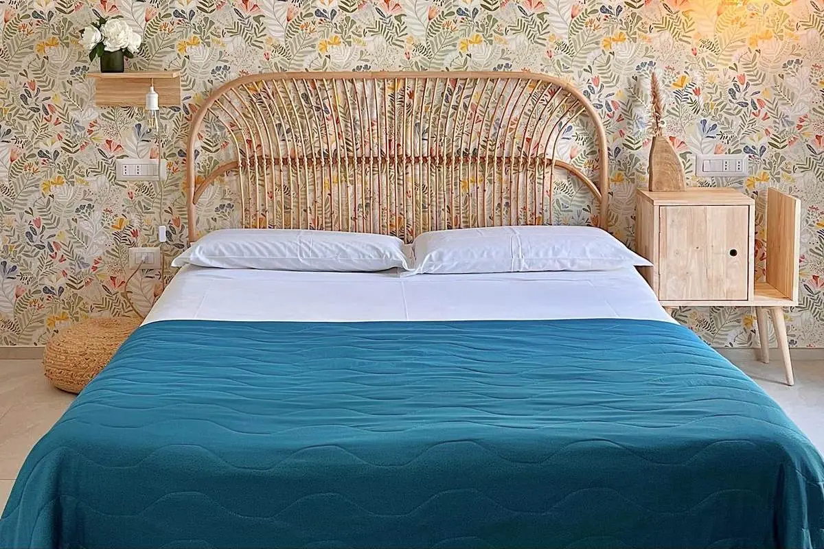 Letto matrimoniale con testiera in rattan