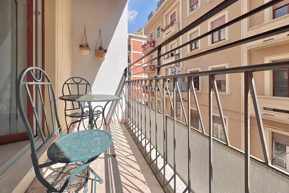 Balcone privato con tavolino e sedie