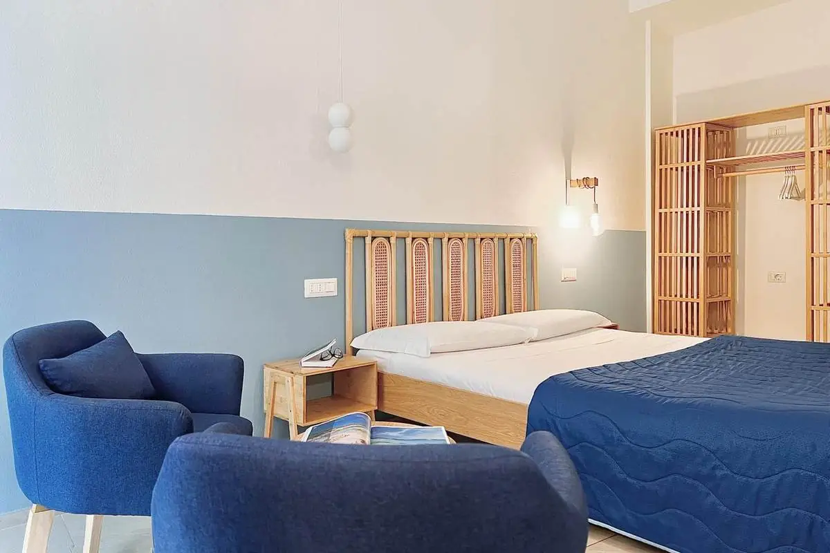 Letto matrimoniale con testiera in rattan