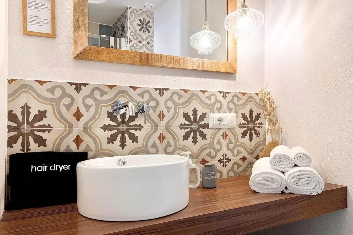 Lavabo, asciugamani e asciugacapelli