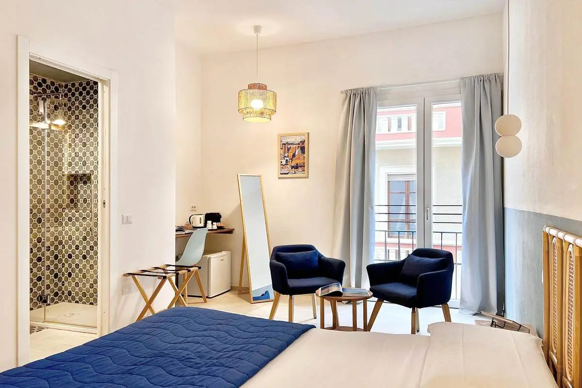 La camera con vista sul bagno privato e sulla portafinestra