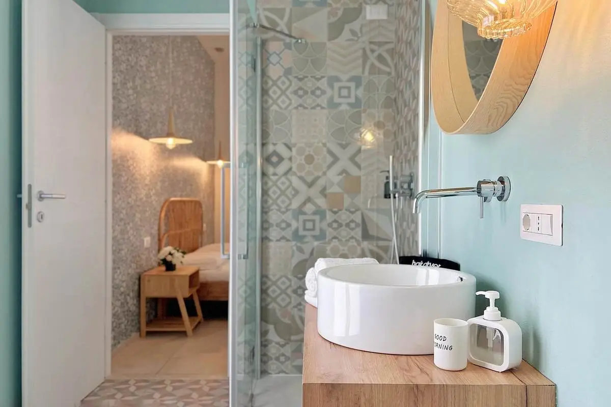 Il bagno con vista sulla camera