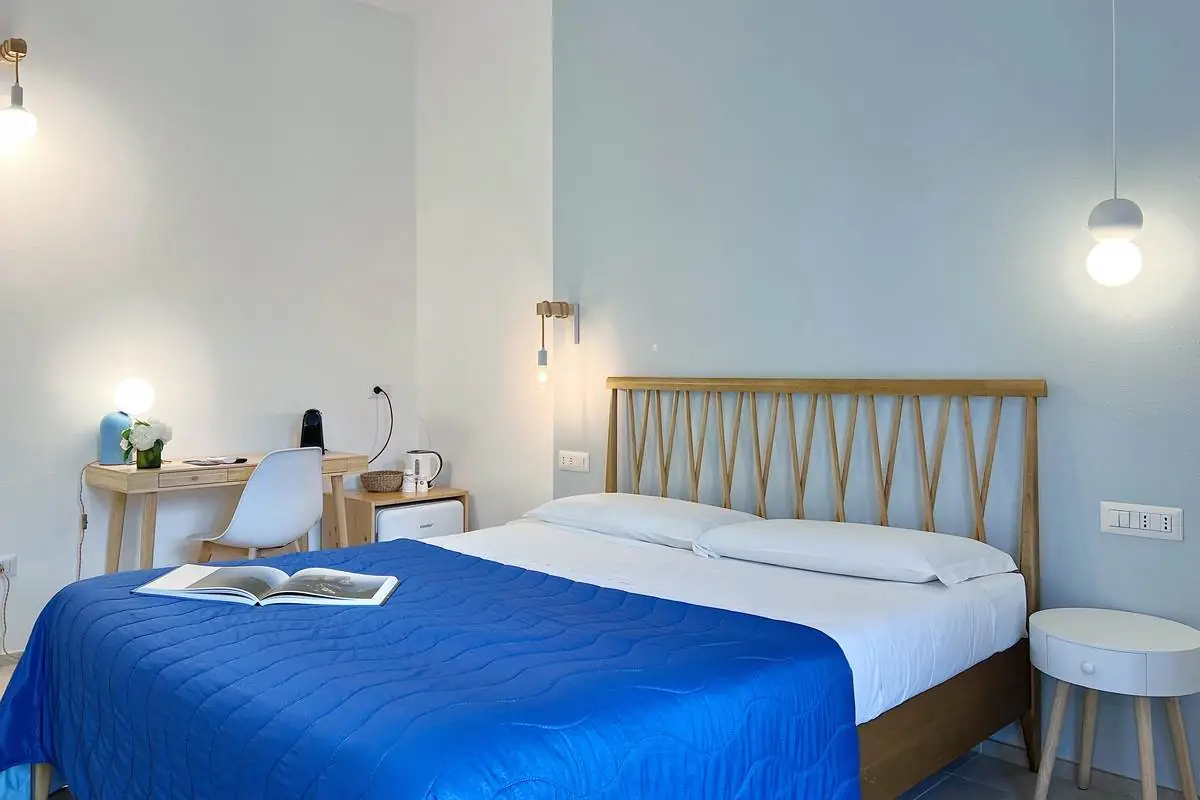 Letto matrimoniale con testiera in legno