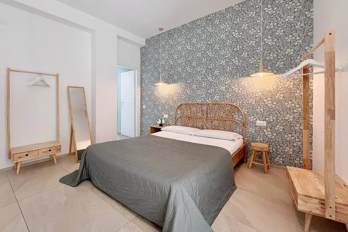 Letto matrimoniale con testiera in rattan
