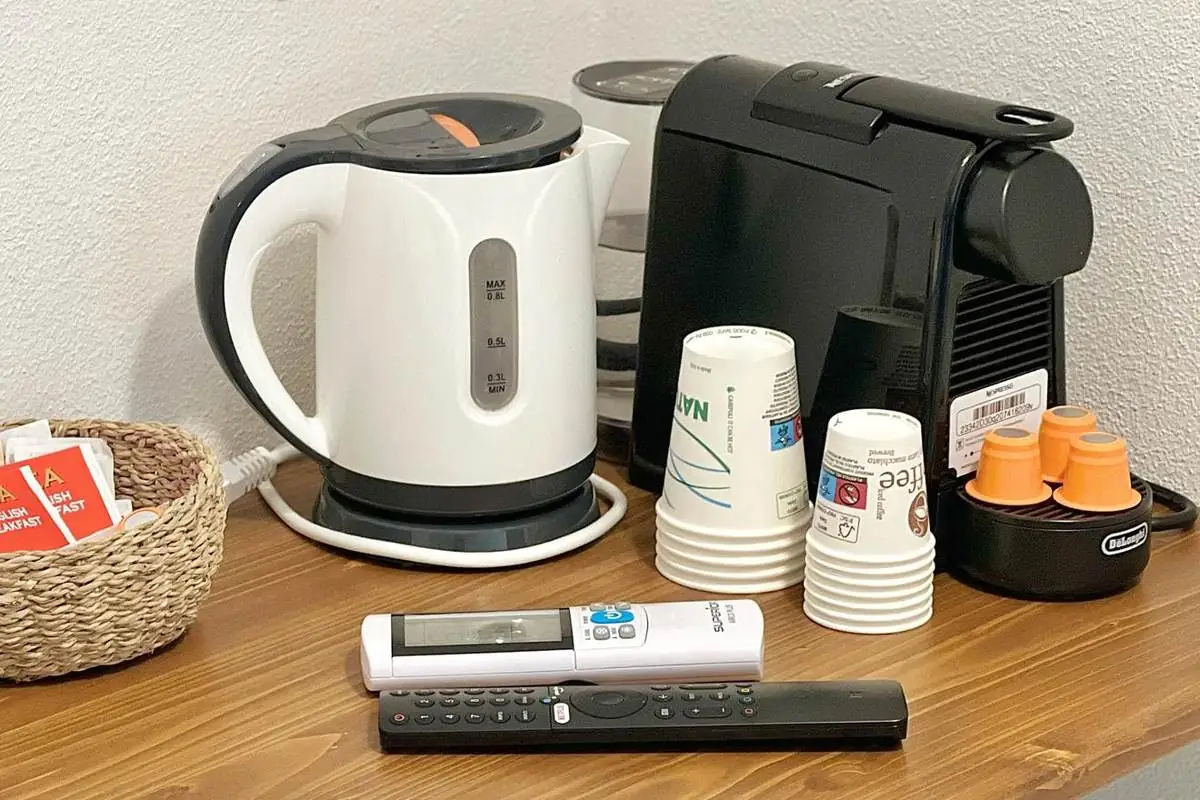 Bollitore, macchina del caffè e tè di cortesia