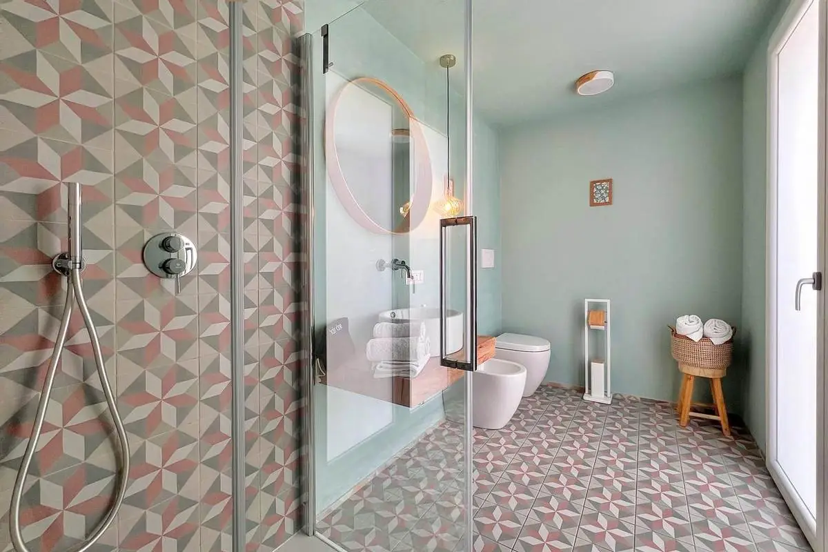 Bagno privato visto dalla doccia
