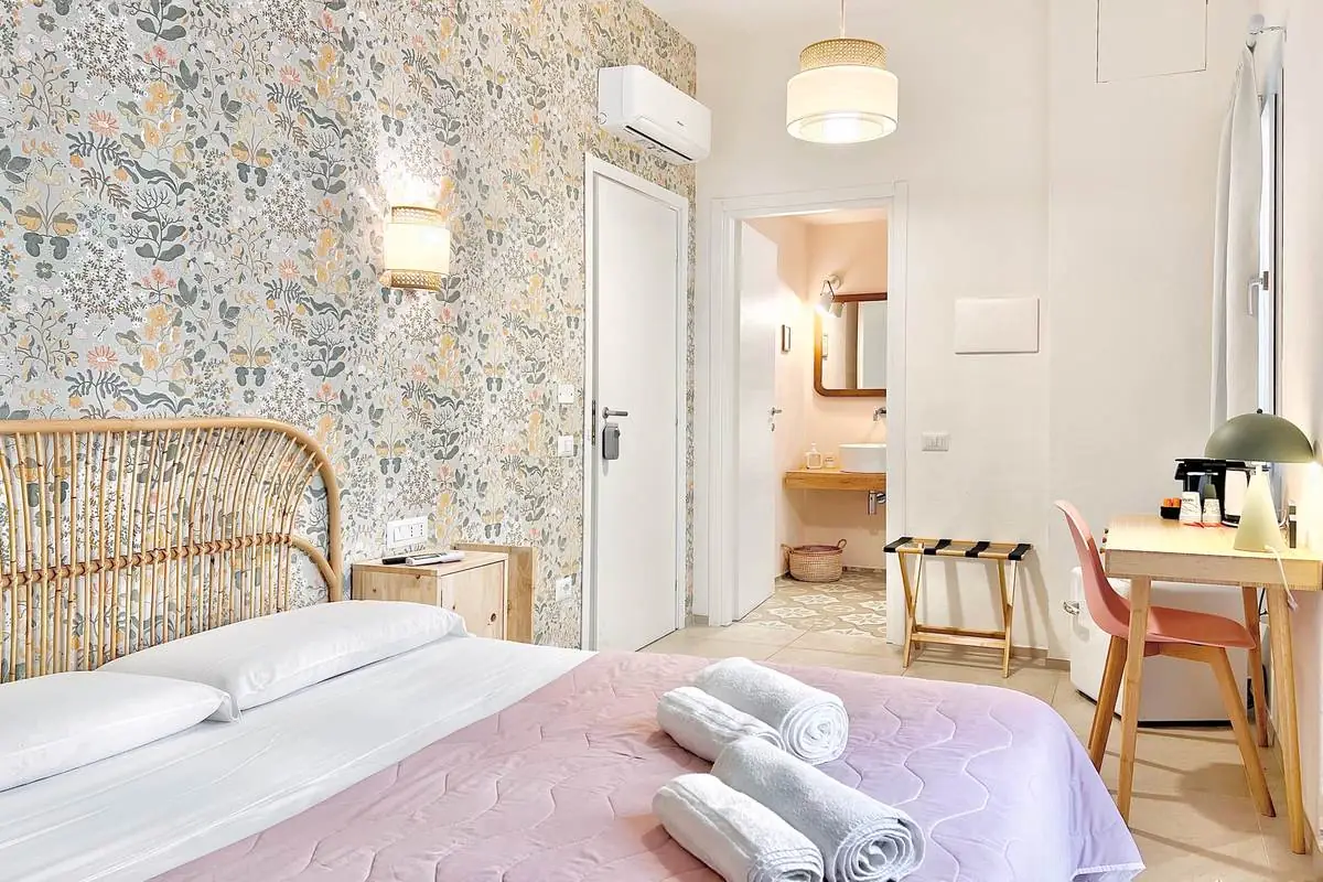 Letto matrimoniale, ingresso e bagno