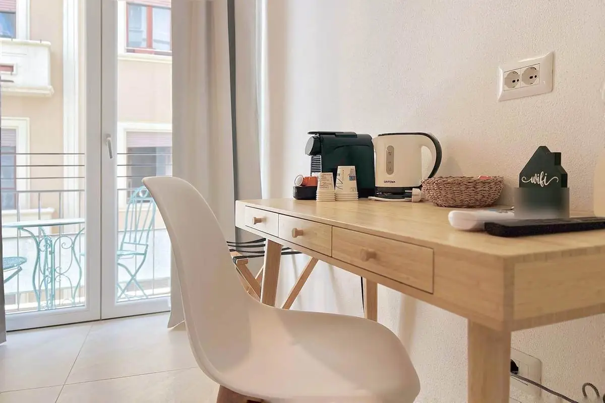 Scrivania con macchina del caffè e bollitore