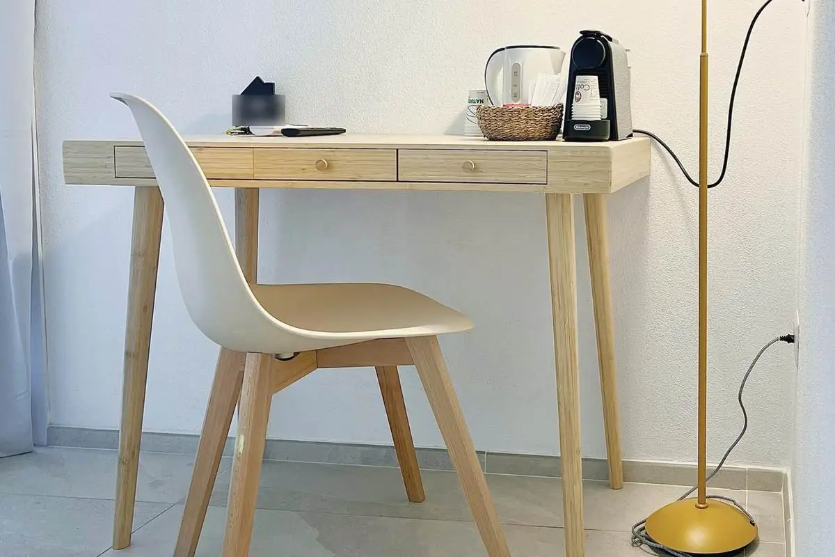 Scrivania con macchina del caffè e bollitore