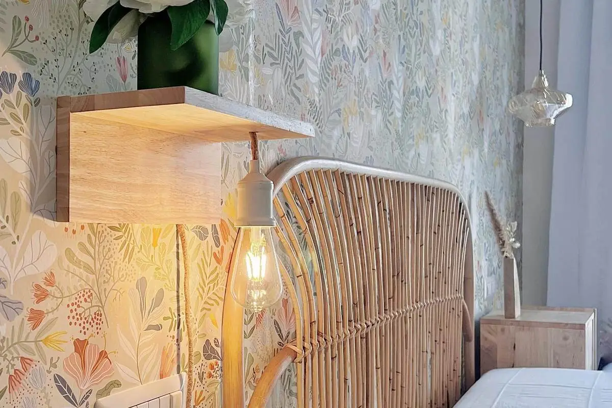 Lampada e mensola accanto al letto