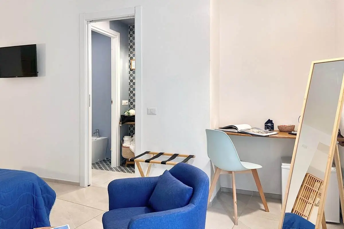 Scrivania e ingresso al bagno