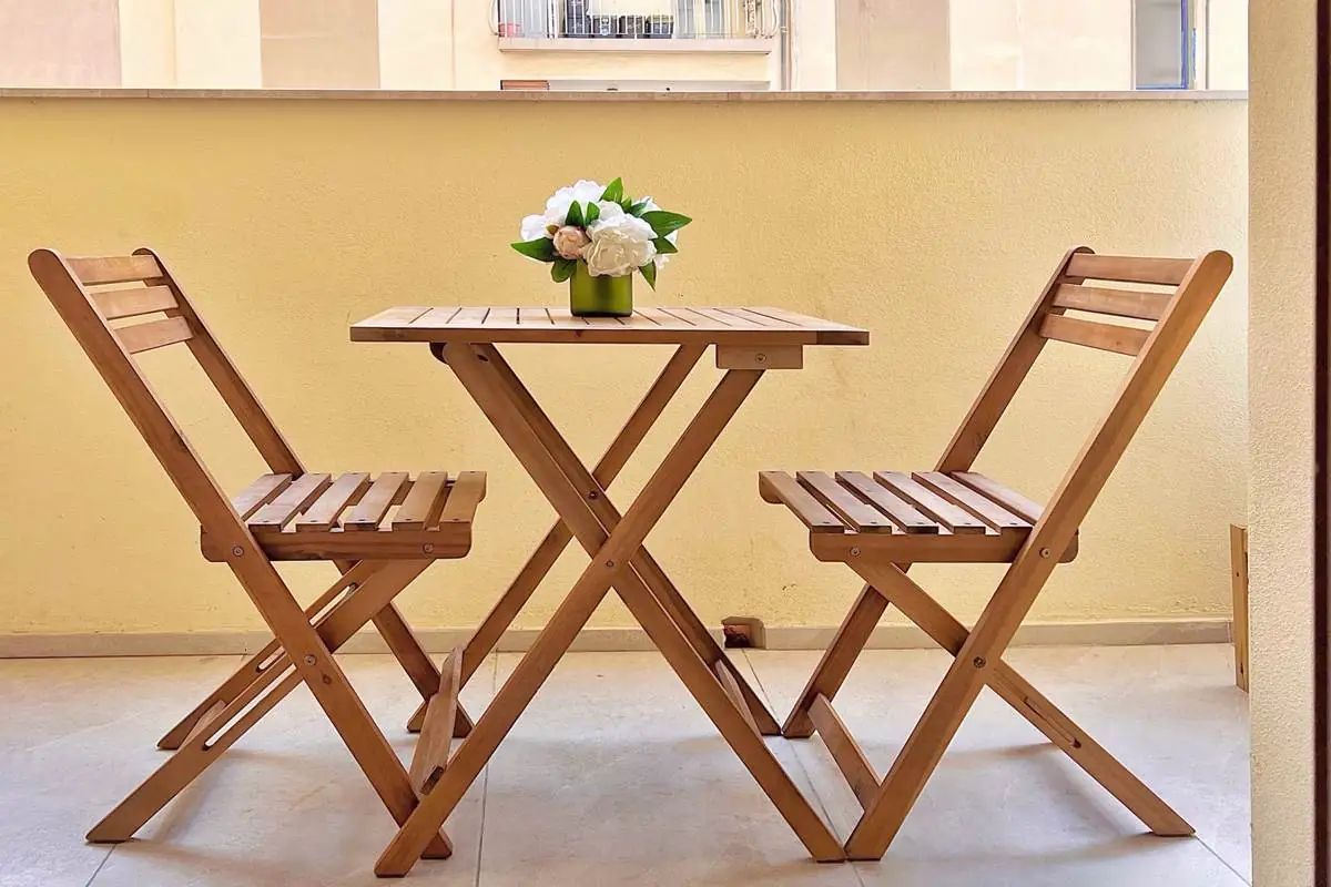 Balcone privato con tavolino e sedie