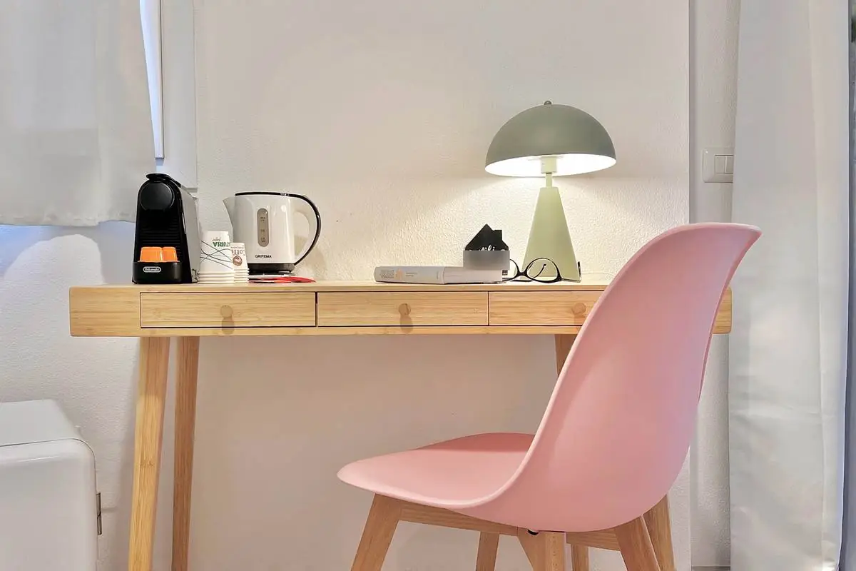 Scrivania con macchina del caffè e bollitore