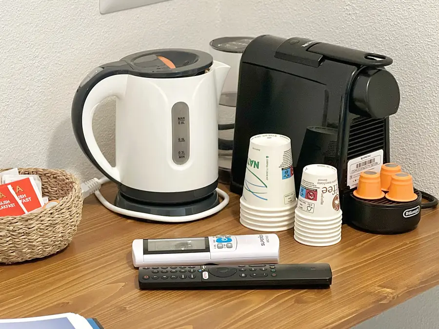 Macchina del caffè, bollitore e tè in camera